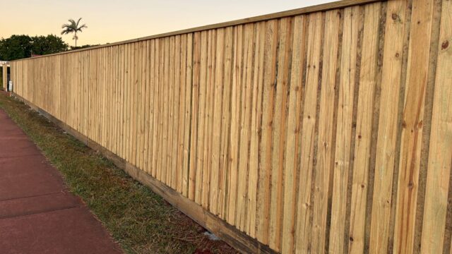 Lap-Cap-on-Sleeper-w-Gal-Posts-Caps-CLC-Hardscapes-2